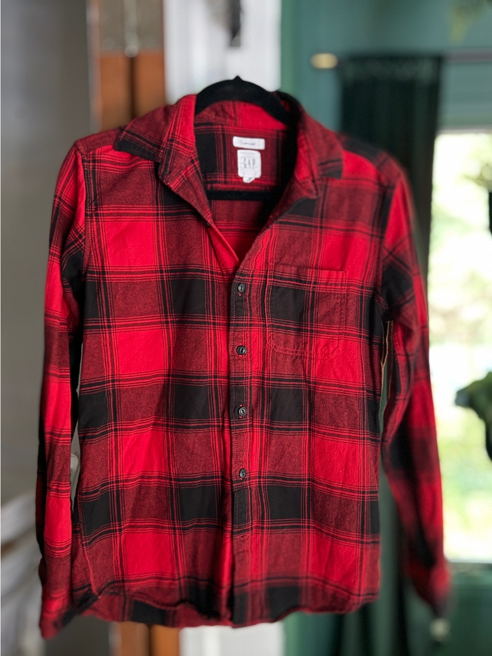 GAP Untucked Red and Black Plaid Casual Button-Down Shirt Lumberjack Layering